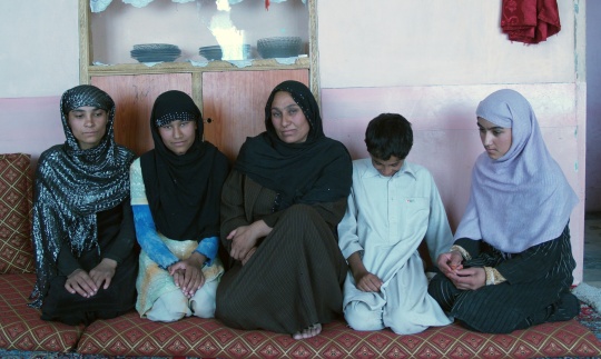 Parwin, afghansk enke, med fire av barna