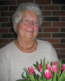  Inger Johanne får overrakt en stor bukett vårlige tulipaner fra Hurum Venstre.